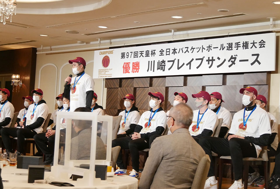 試合後の祝賀会には、監督と選手の姿も