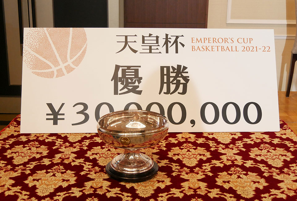 贈られた優勝杯と賞金