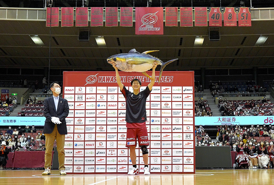 MVPに輝いた長谷川選手とマグロ（Umios撮影）