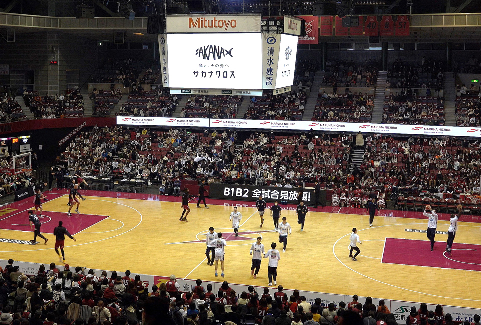 アリーナ内のビジョンにUmiosやサカナクロスのロゴが掲出されました（Umios撮影）