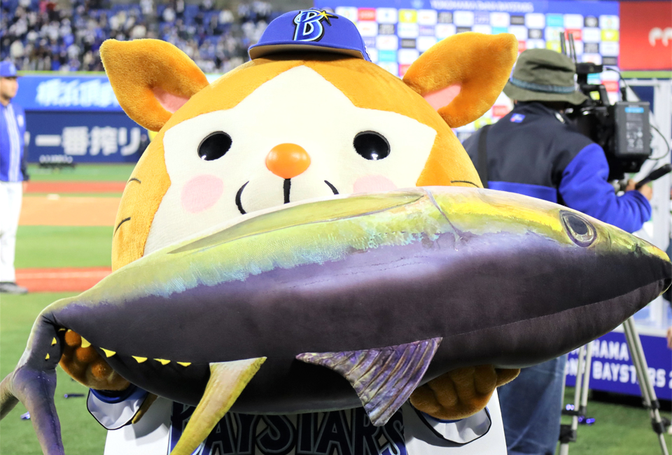 嬉しそうにマグロをかかえるスターマン