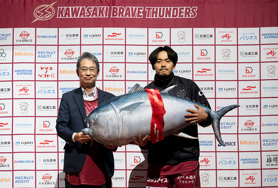 完全養殖クロマグロ1本分（目録のクロマグロぬいぐるみ）を受け取る篠山 竜青（しのやま りゅうせい）選手