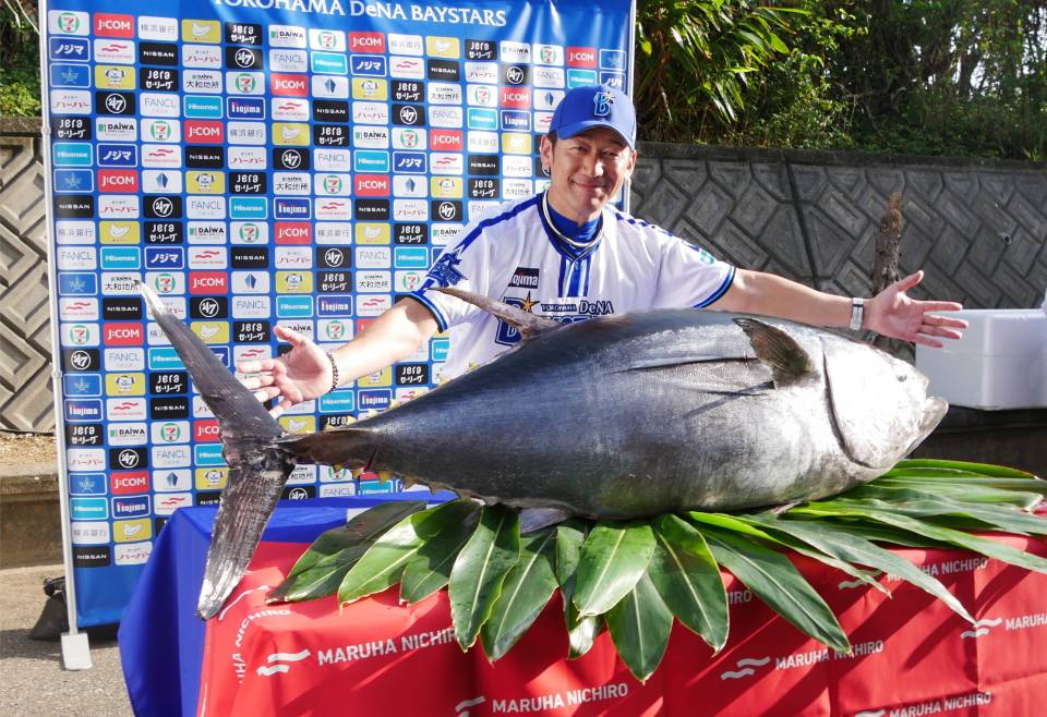 春季キャンプで奮闘する横浜DeNAベイスターズの皆さまへ養殖クロマグロを差し入れ！
