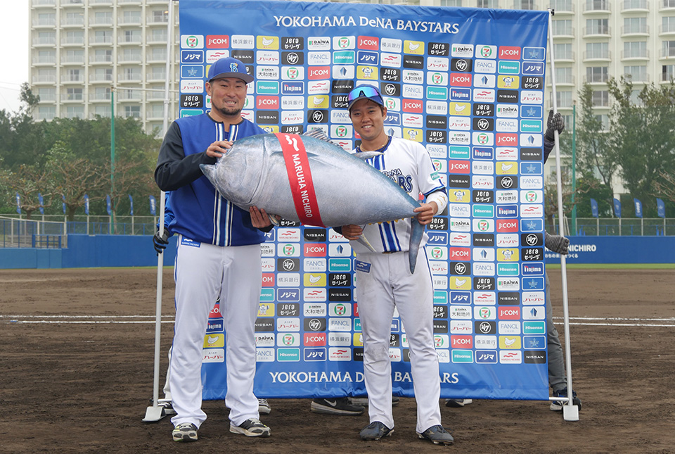 ヒーロー賞の戸柱 恭孝選手（左）、西巻 賢二選手（右）