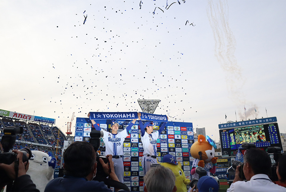 勝利に歓喜する横浜スタジアム
