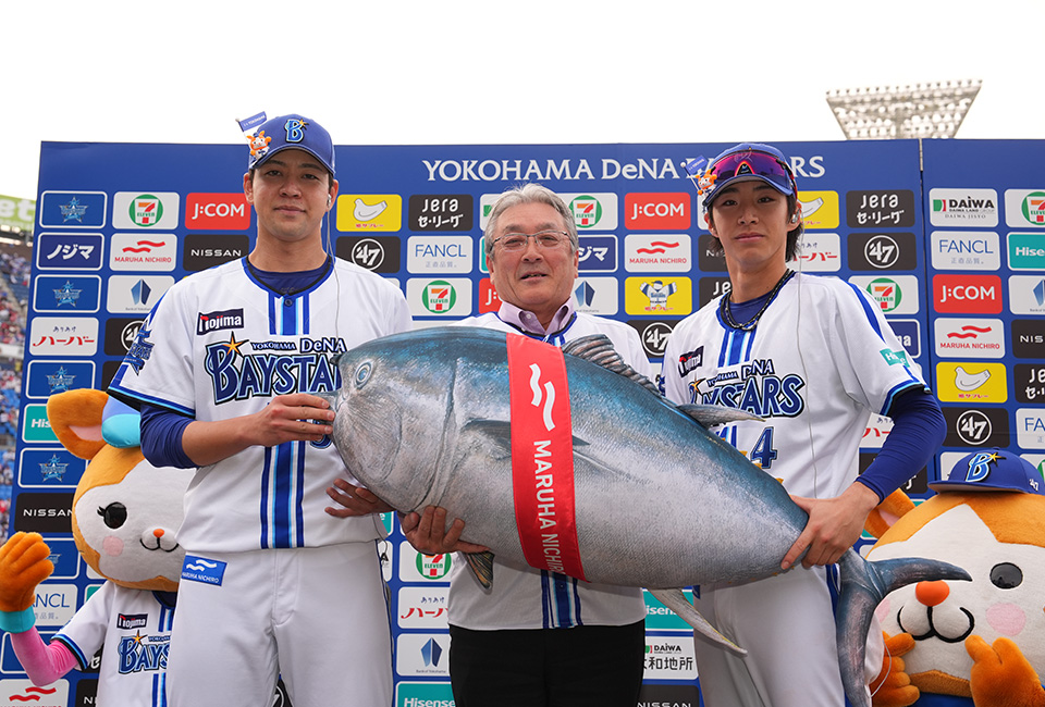ヒーロー賞「完全養殖クロマグロ(1本分)」の贈呈式、写真左から平良 拳太郎選手、池見 賢代表取締役社長、度会 隆輝選手（©YDB）