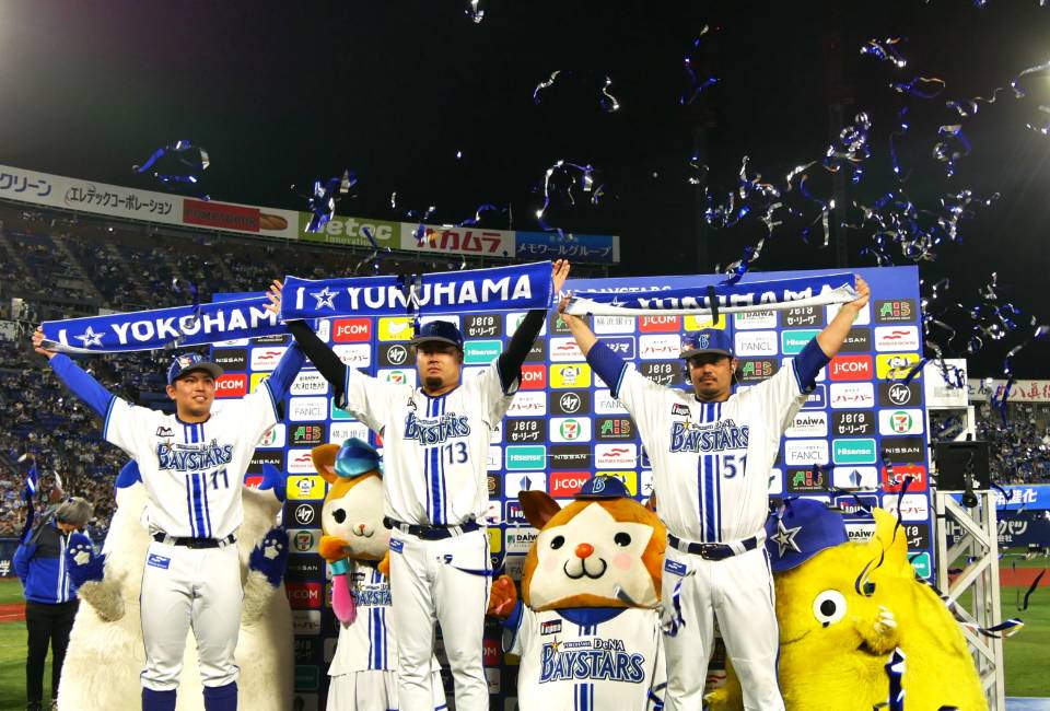 勝利に歓喜する横浜スタジアム