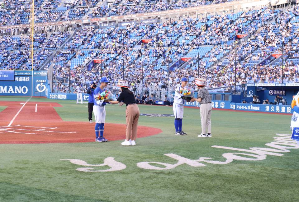 Umios社員による花束贈呈セレモニー