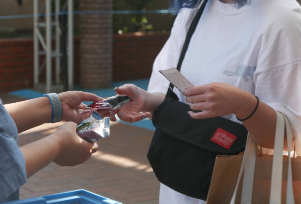来場者に配布した、フリーズドライ商品「魚屋がつくった本気の鯛のあら汁仕立て」と「魚屋がつくった本気のかにの味噌汁」