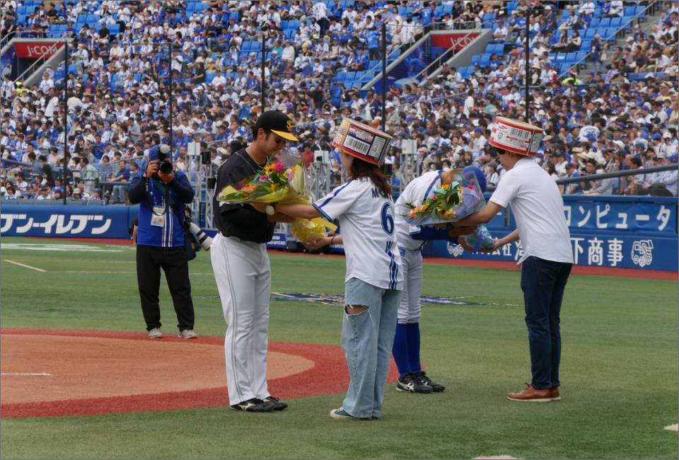 花束を贈呈するUmios社員