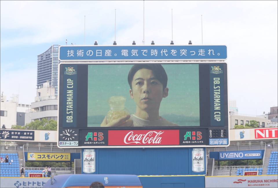 メインビジョンではUmiosの新CM「人生は出会いの連続」シリーズを放映