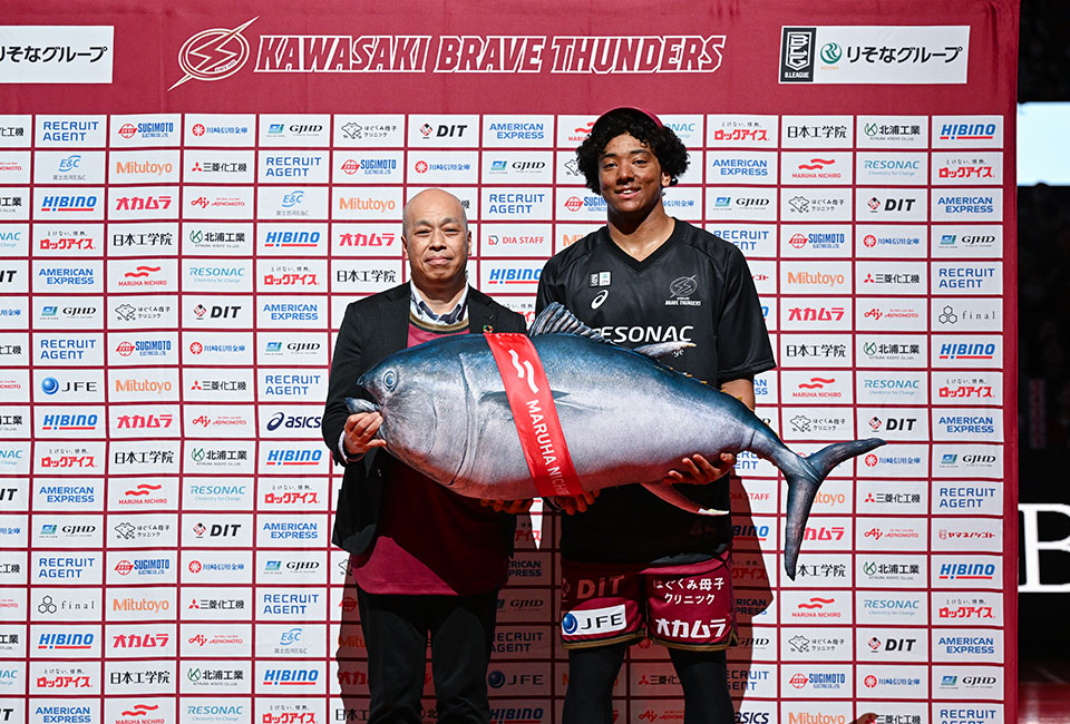 MVP賞でクロマグロぬいぐるみを受け取る山内ジャヘル琉人選手