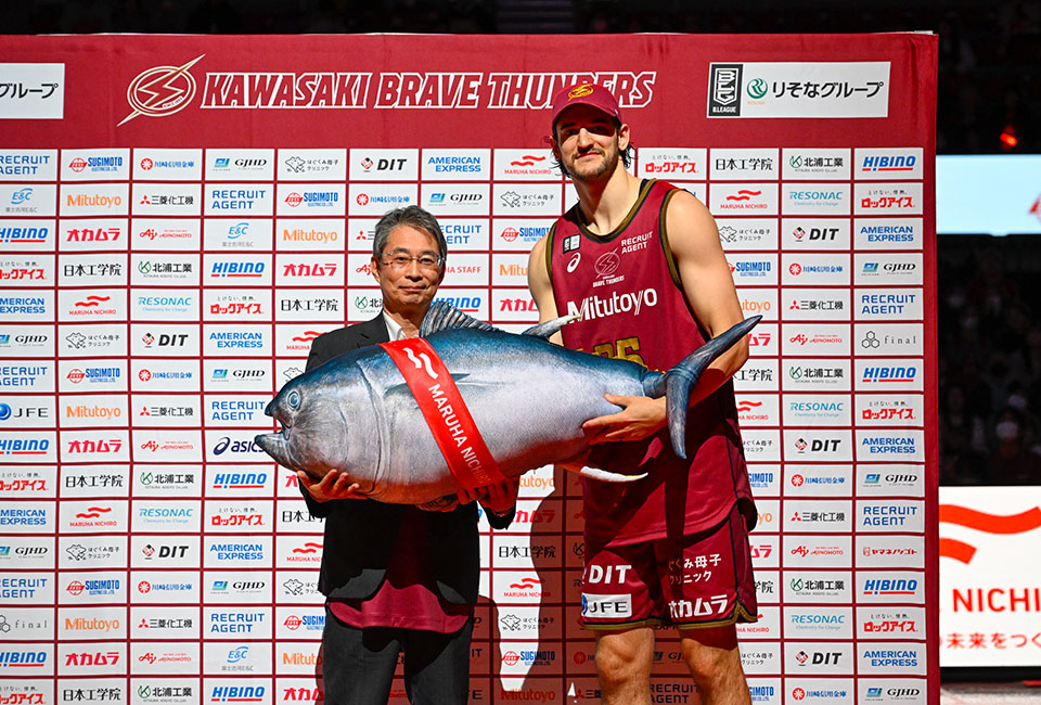 MVP賞でクロマグロぬいぐるみを受け取るロスコ・アレン選手