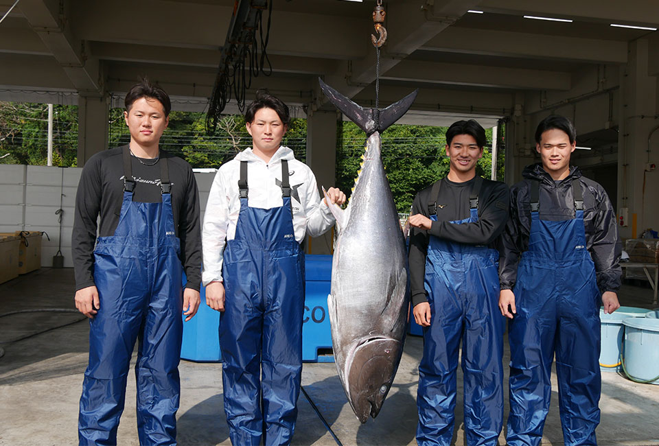 新人選手がUmiosグループの養殖場を訪問！贈呈式にて養殖クロマグロを差し入れしました。