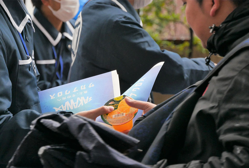 来場者に配布した、カップゼリー商品「フルティシエちょっと贅沢ミックス」と「フルティシエちょっと贅沢みかん」