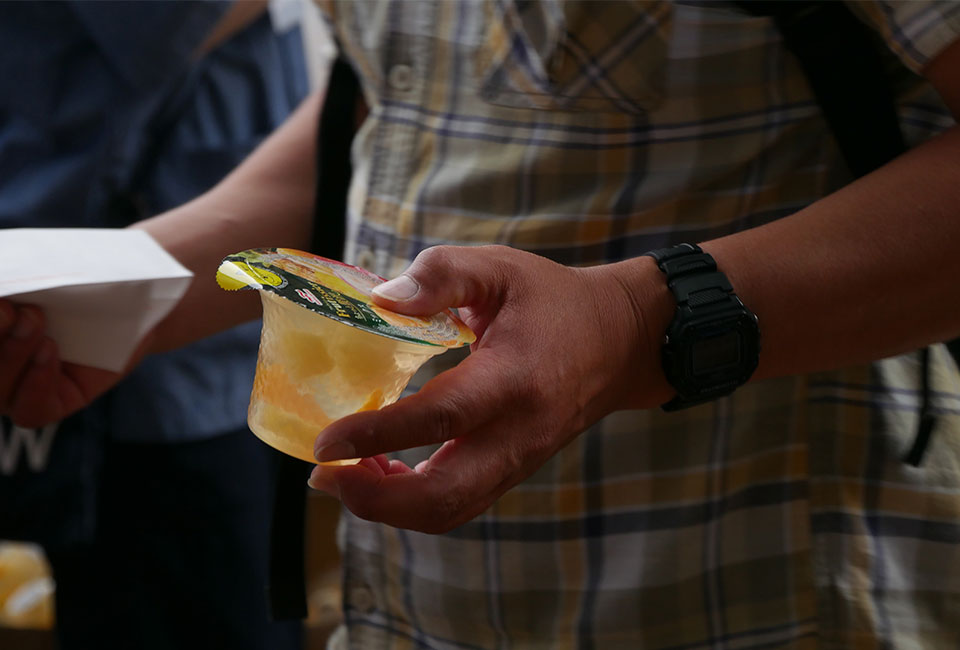 来場者にゼリー商品をサンプリング