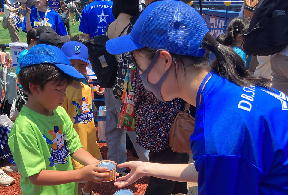 缶詰「さばのカレー煮」をサンプリングする様子
