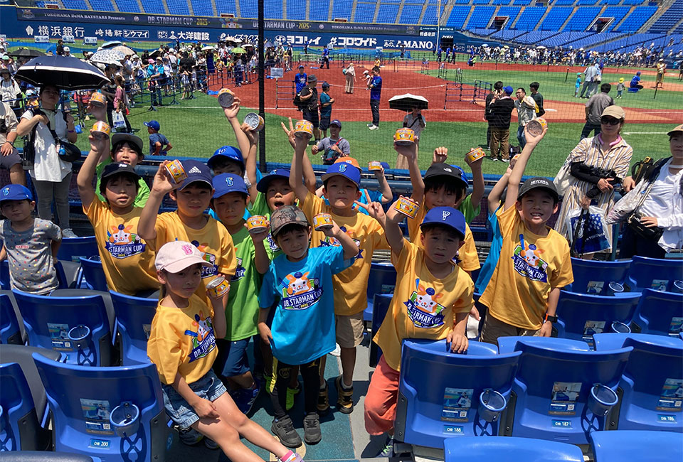 プレゼントした缶詰「さばのカレー煮」を手にする子どもたち