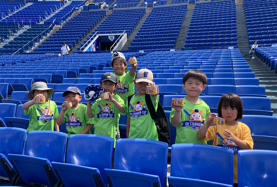 プレゼントした缶詰「さばのカレー煮」を手にする子どもたち